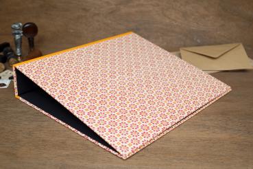 orange/gelber Ordner mit geometrischem Muster